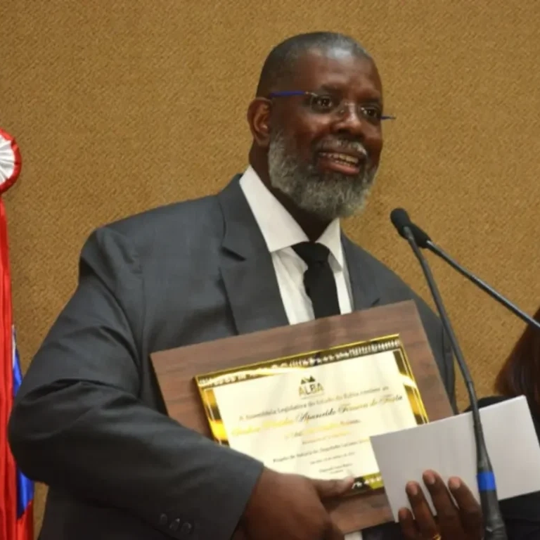 Péricles recebe título de Cidadão Baiano ao som de 'Gamei' e com presença de Xanddy