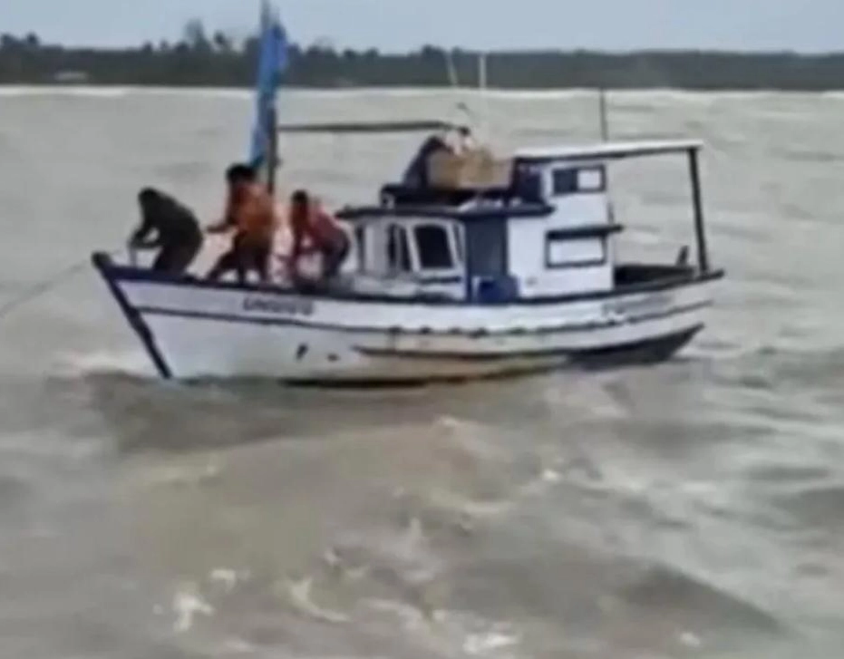 Pescadores são resgatados após passarem cinco dias à deriva no litoral da Bahia