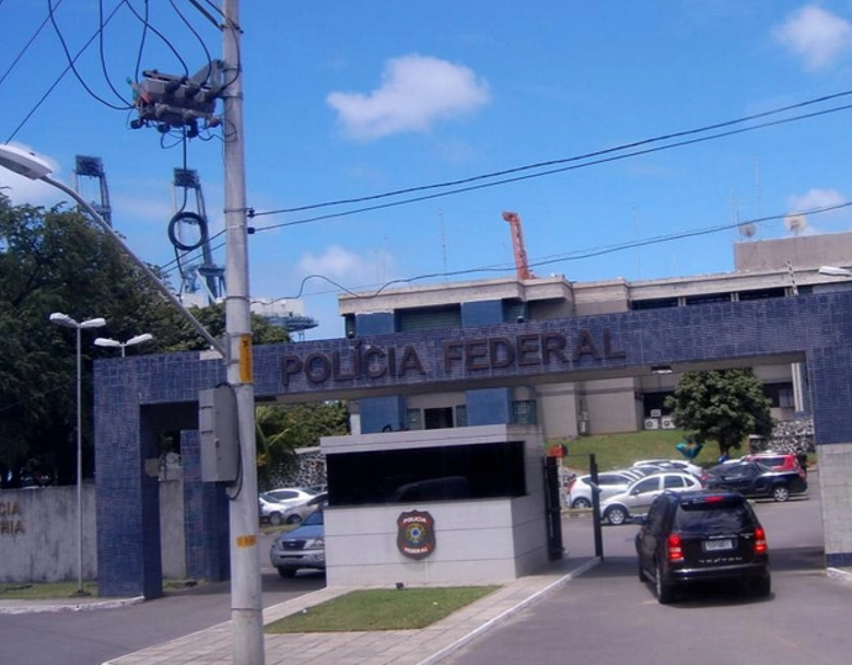 Em ação conjunta, PF prende foragido por homicídio e milícia armada em Salvador