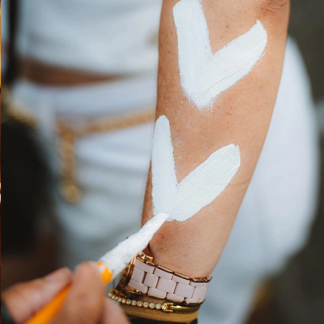 Mulheres são presas por cobrança abusiva em pintura tribal em Salvador