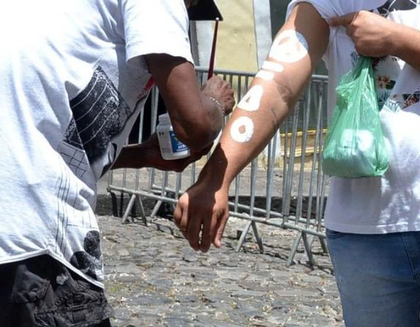 Polícia prende homem por assédio a turistas no Farol da Barra