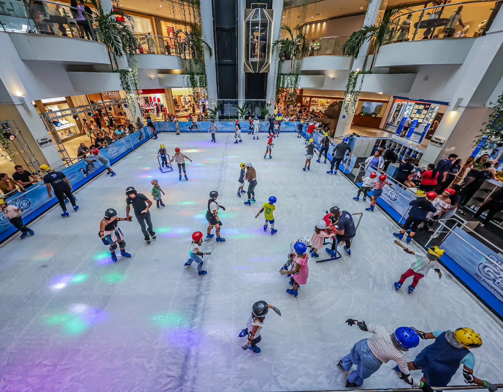 Shopping de Salvador recebe pista de patinação no gelo a partir desta segunda; confira valores