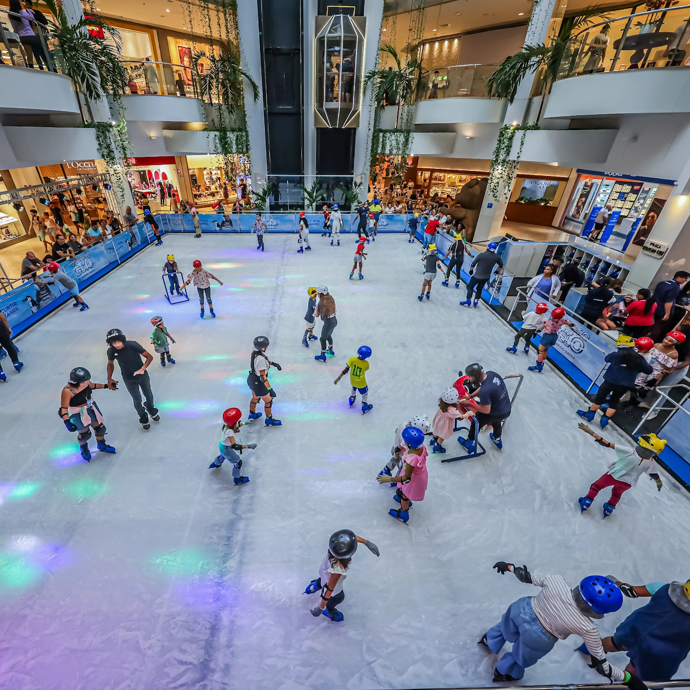 Shopping de Salvador recebe pista de patinação no gelo a partir desta segunda; confira valores