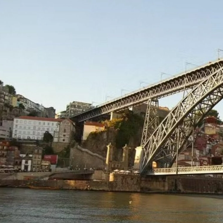 Dois adolescentes brasileiros morrem afogados em Portugal; uma das vítimas era da Bahia