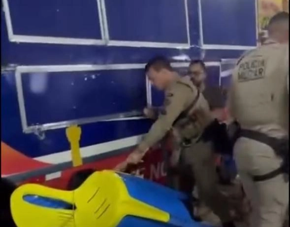 PM é flagrado agredindo mulher durante confusão na Bahia