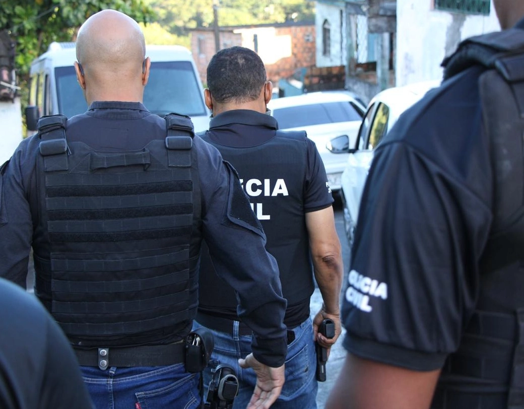 Operação da Polícia Civil apreende armamento pesado e drogas em Salvador