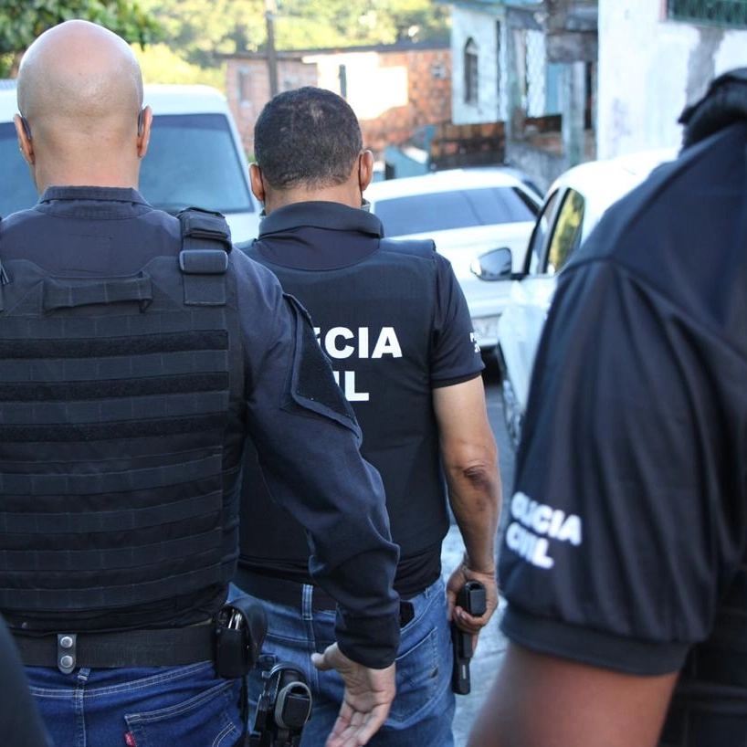 Operação da Polícia Civil apreende armamento pesado e drogas em Salvador