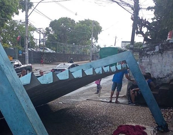 Estrutura de ponto de ônibus desaba em Salvador e deixa feridos