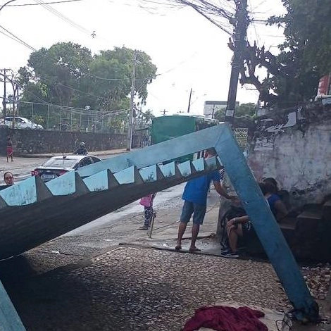 Estrutura de ponto de ônibus desaba em Salvador e deixa feridos