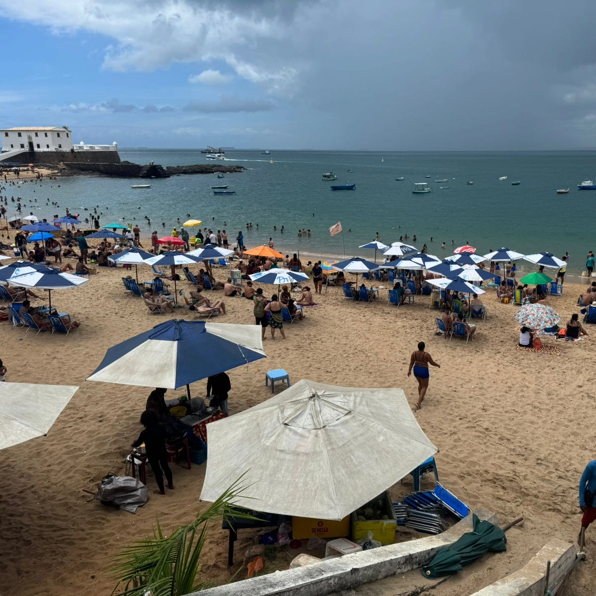 Ambulantes recolocam cadeiras na praia do Porto da Barra