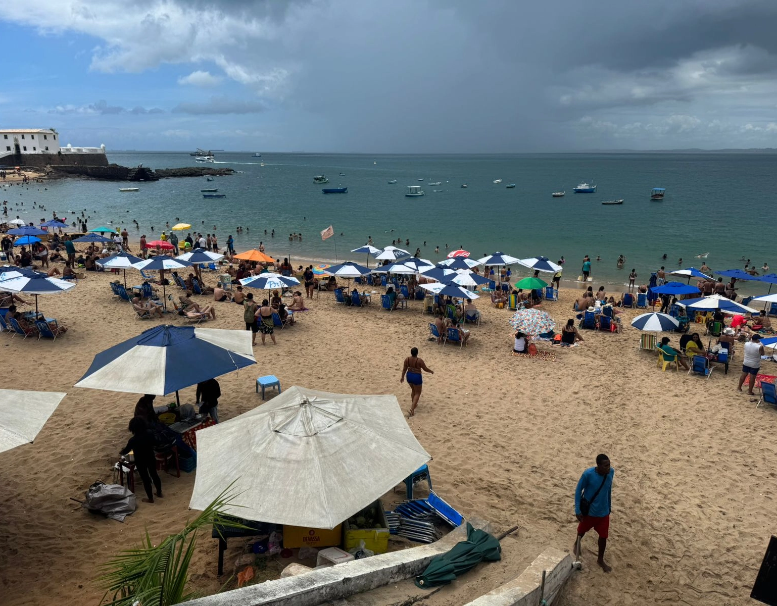 Ambulantes recolocam cadeiras na praia do Porto da Barra