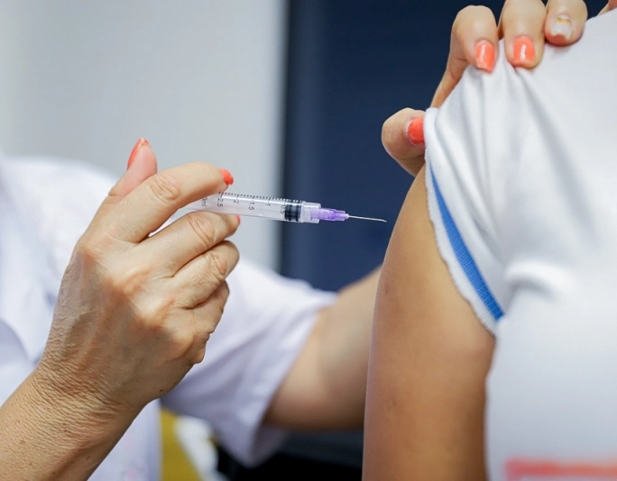 Brasil dobra número de crianças não vacinadas e volta a lista de alerta da OMS