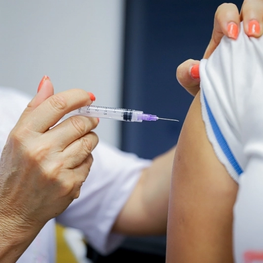 Brasil dobra número de crianças não vacinadas e volta a lista de alerta da OMS