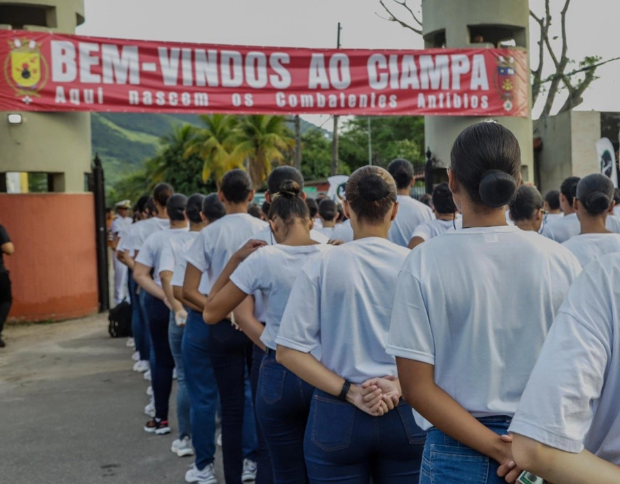 Inédito: Marinha inicia a primeira turma com mulheres no Curso de Soldados Fuzileiros Navais