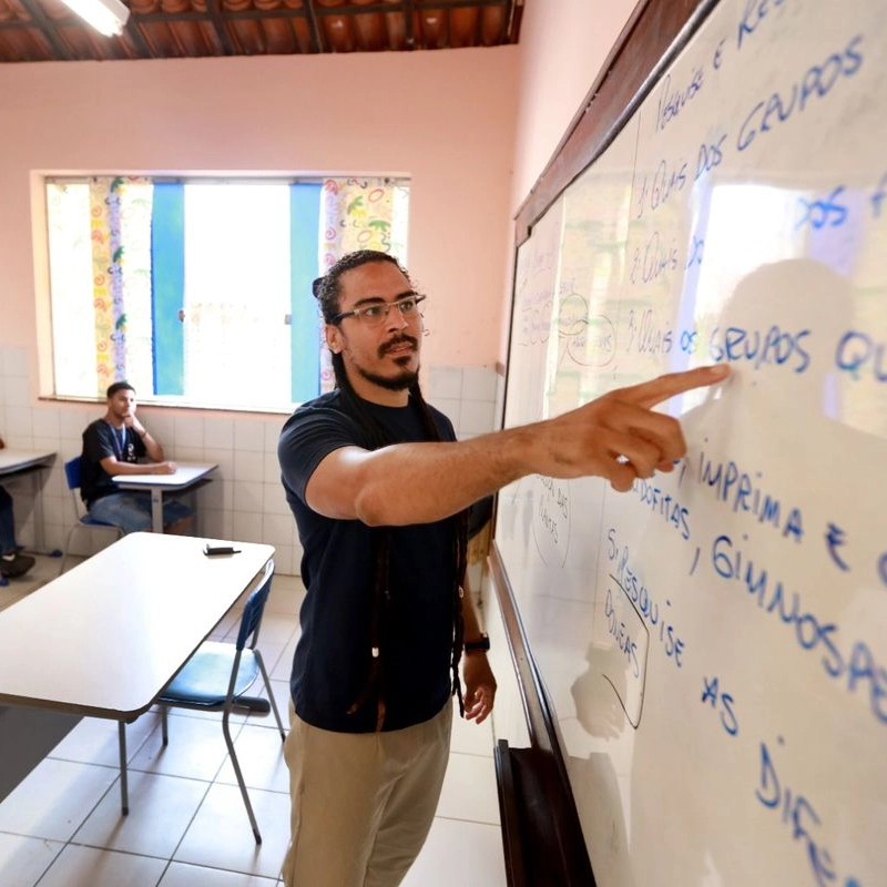 Mais de 7 mil vagas estão abertas para pós-graduação gratuita para professores