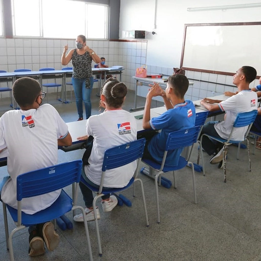 Estado antecipa pagamento do 13º e da folha de novembro para servidores da Educação