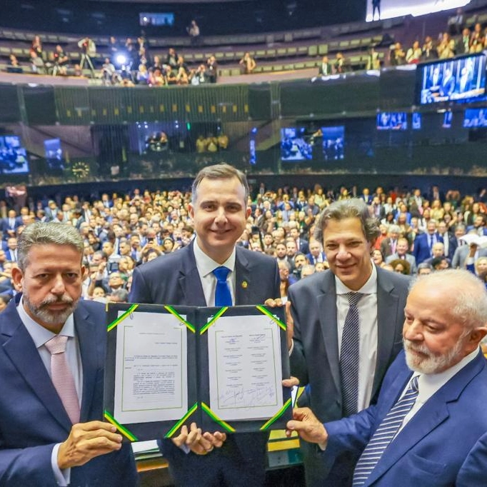 Em sessão solene, Congresso promulga reforma tributária