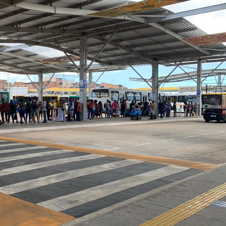 Rodoviários realizam protesto na Estação de Águas Claras