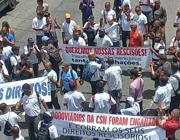 Protesto de ex-funcionários da CSN trava trânsito em Salvador