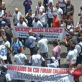 Protesto de ex-funcionários da CSN trava trânsito em Salvador