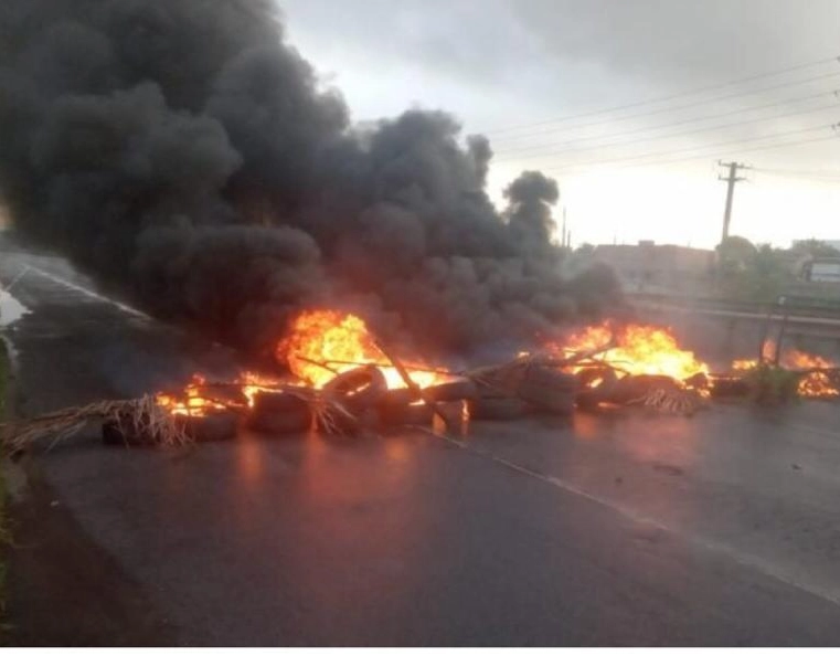 Ex-funcionários de empresas que prestavam serviço à Ford na BA queimam pneus em protesto na Via Parafuso