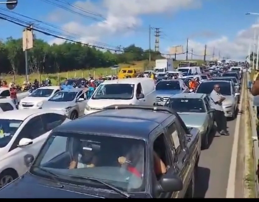 Protesto do MST congestiona Av. Paralela