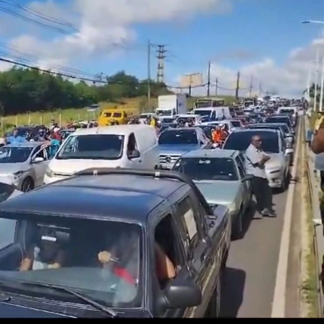 Protesto do MST congestiona Av. Paralela