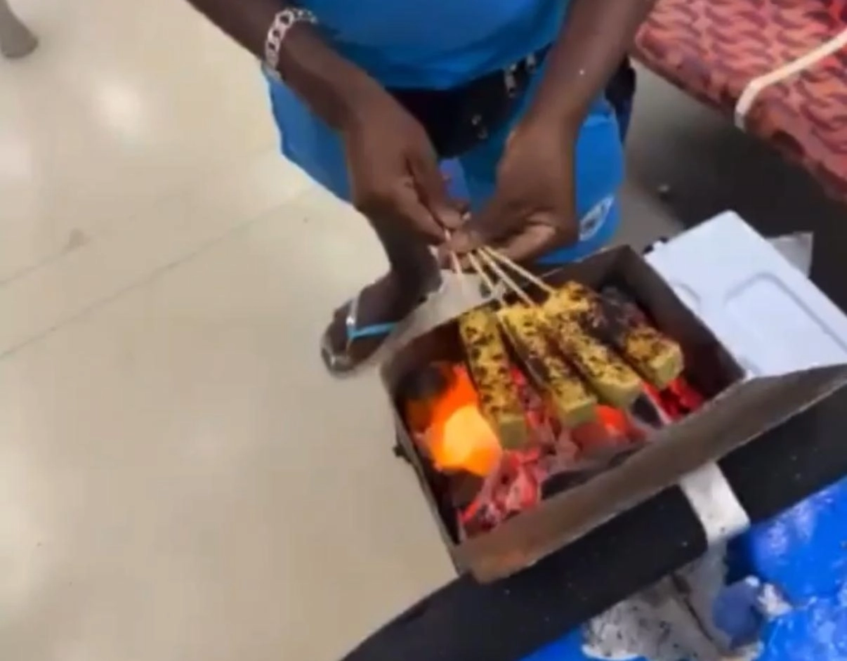 Vídeo: homem assa e vende queijo coalho dentro de vagão do metrô de Salvador