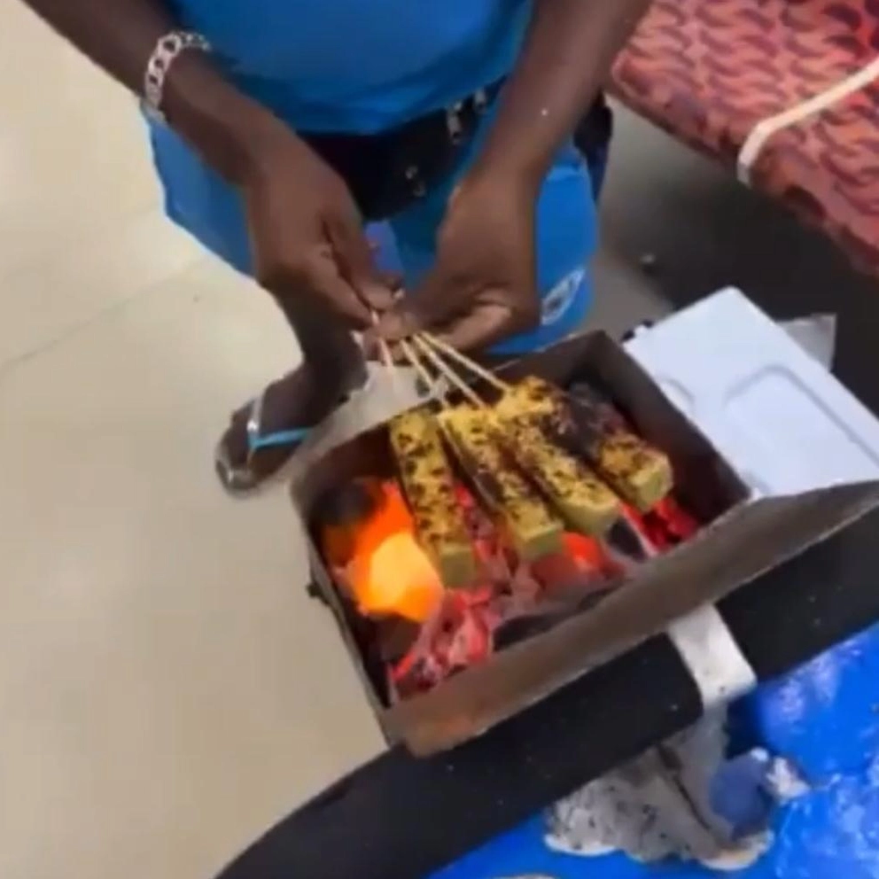 Vídeo: homem assa e vende queijo coalho dentro de vagão do metrô de Salvador