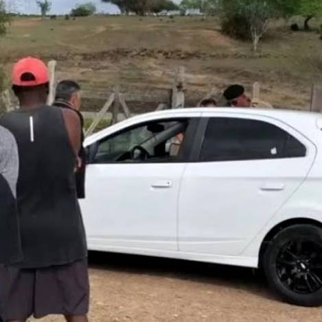 Casal é encontrado morto com marcas de tiro dentro de carro no interior da Bahia