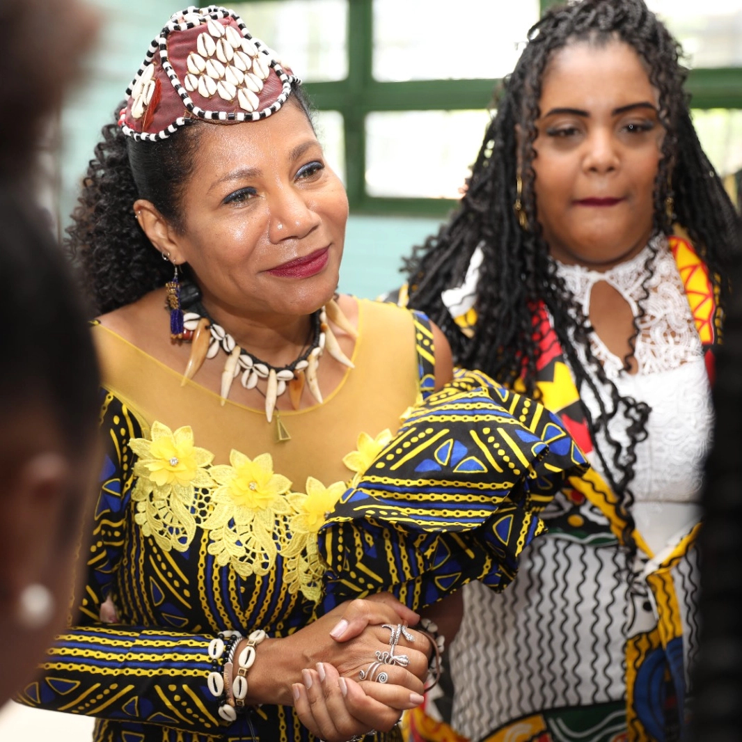 Rainha do Congo participa de encontro em colégio em Salvador