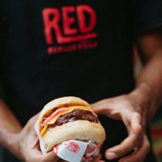 Red Burger celebra primeiro ano da unidade Rio Vermelho com evento inédito