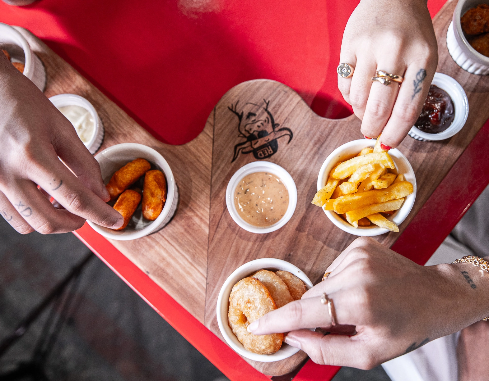 Red Burguer lança happy hour com open de petiscos e cervejas; vem ver!