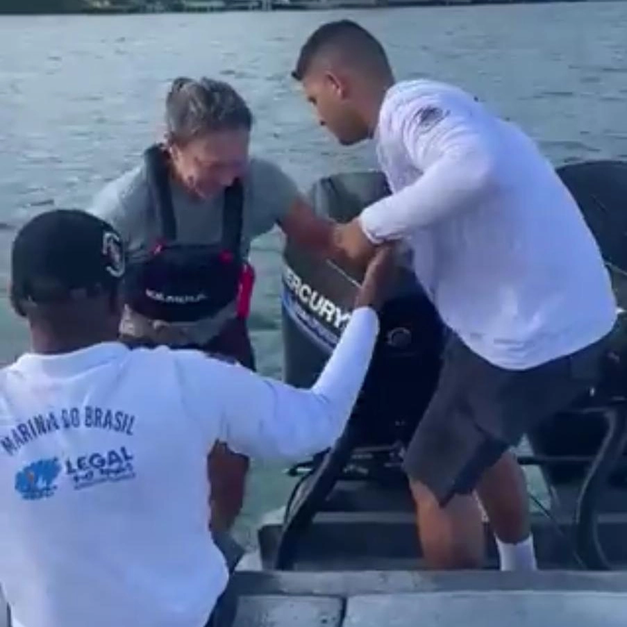 Assista: Sete pessoas à deriva são resgatadas na Baía de Todos os Santos