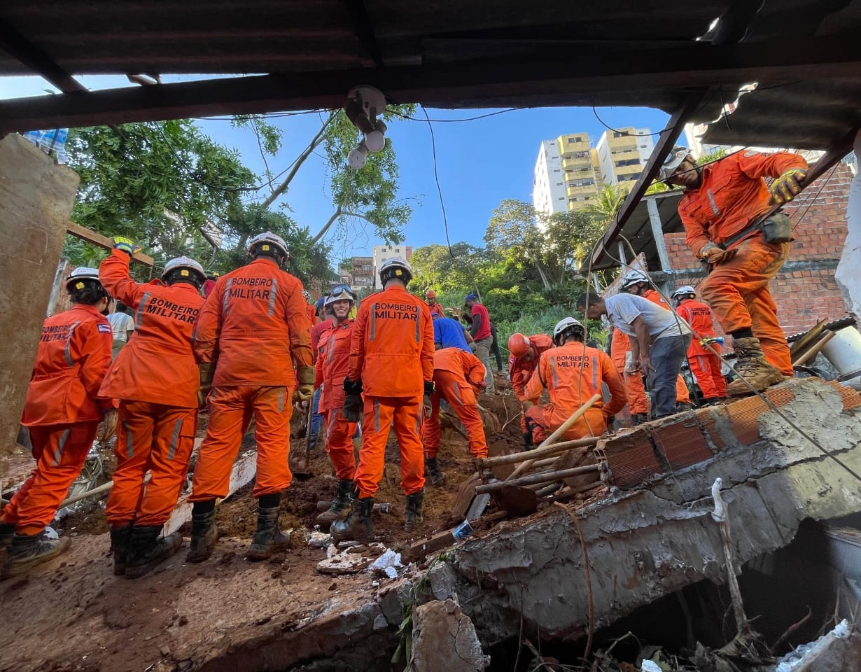 Enterrado jovem que morreu soterrado em Salvador; buscas por desaparecidos continuam e já passam das 35h