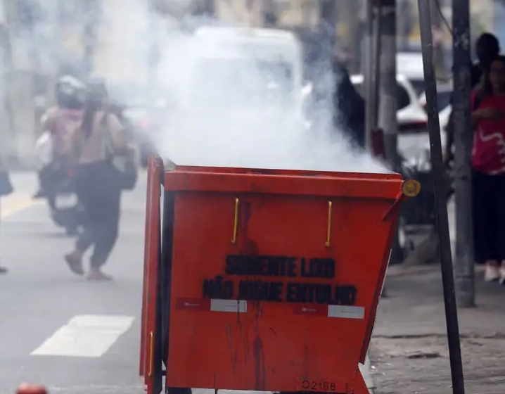 Operação no RJ: em cena de guerra, cerca de 60 corpos são expostos em via pública