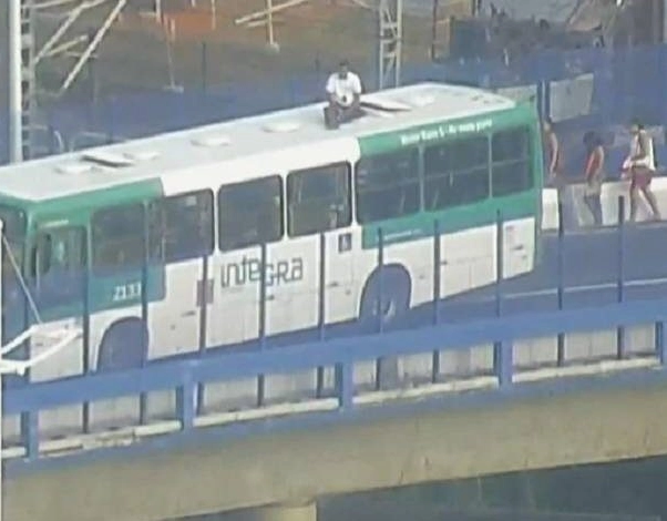 Rodoviário sobe em teto de ônibus e trava viaduto em Salvador