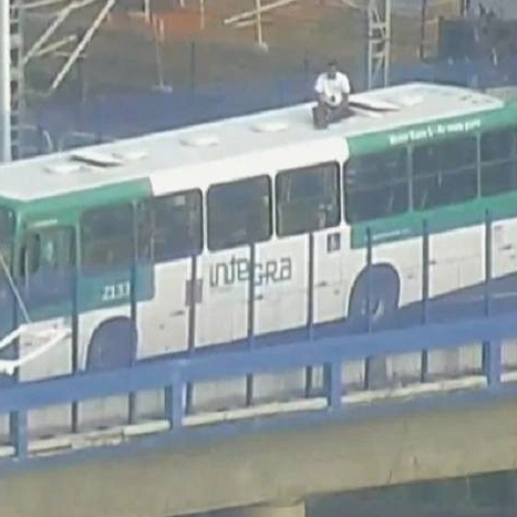 Rodoviário sobe em teto de ônibus e trava viaduto em Salvador