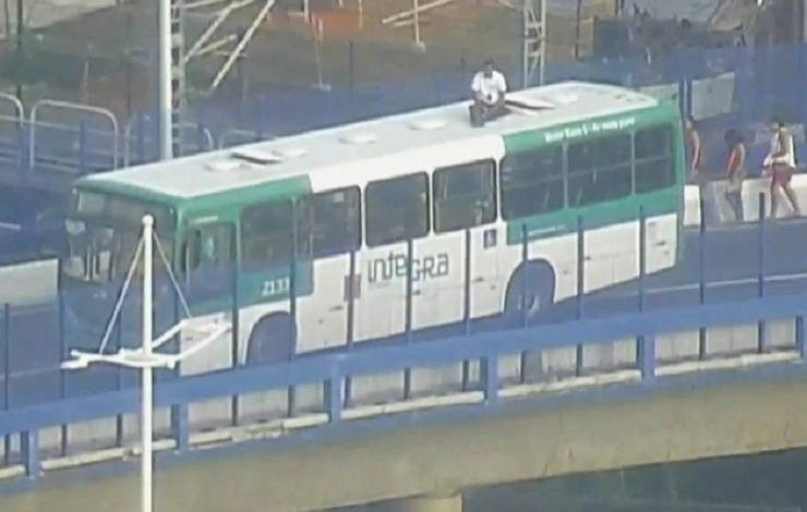 Rodoviário que surtou em Salvador furtou ônibus e estava no primeiro dia de trabalho após liberação do INSS