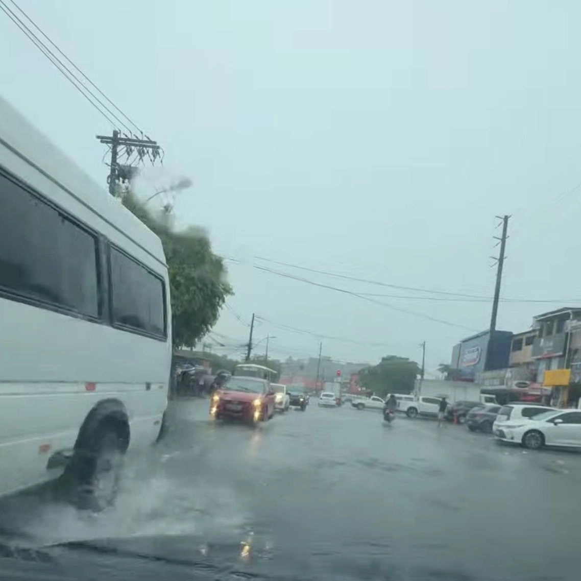 Bahia em alerta: saiba como agir em caso de enchente enquanto dirige