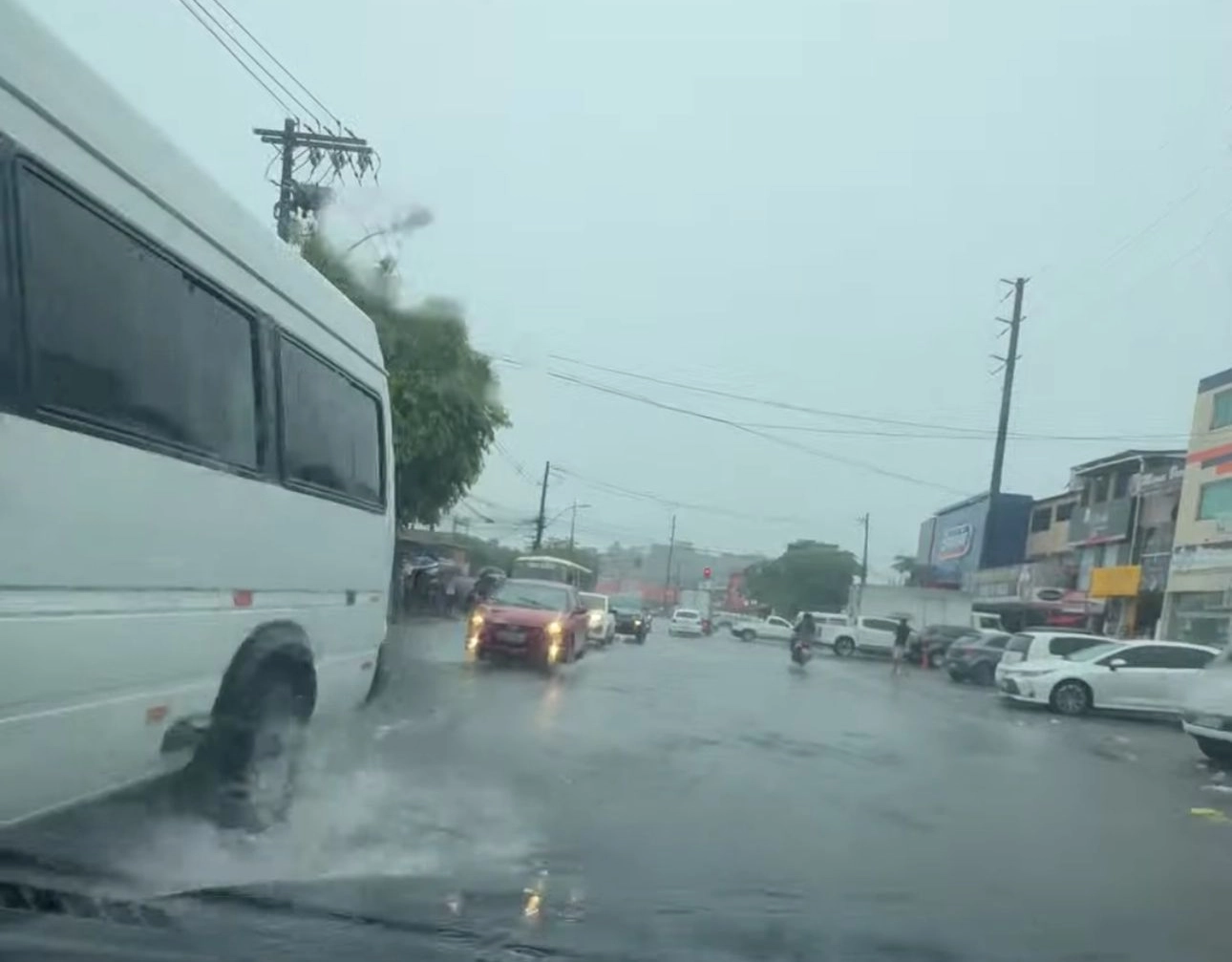 Bahia em alerta: saiba como agir em caso de enchente enquanto dirige