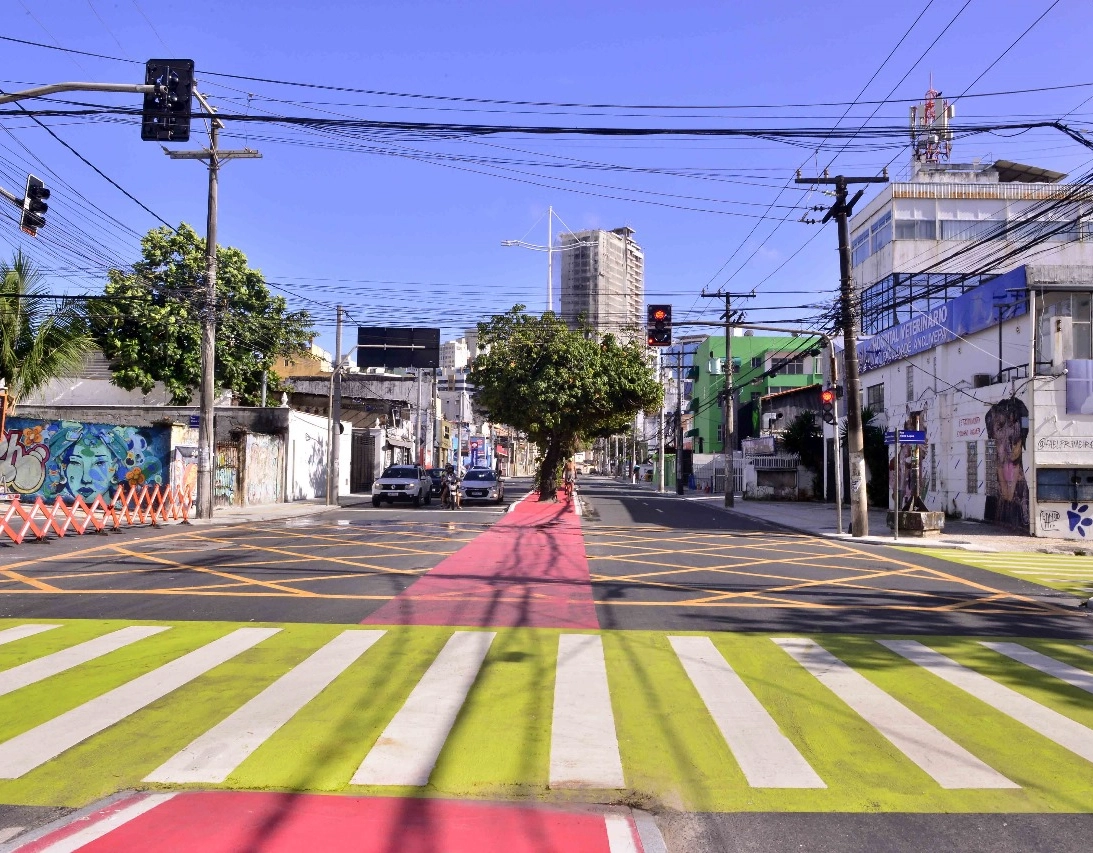 Rua Conselheiro Pedro Luiz, no Rio Vermelho, é entregue após requalificação