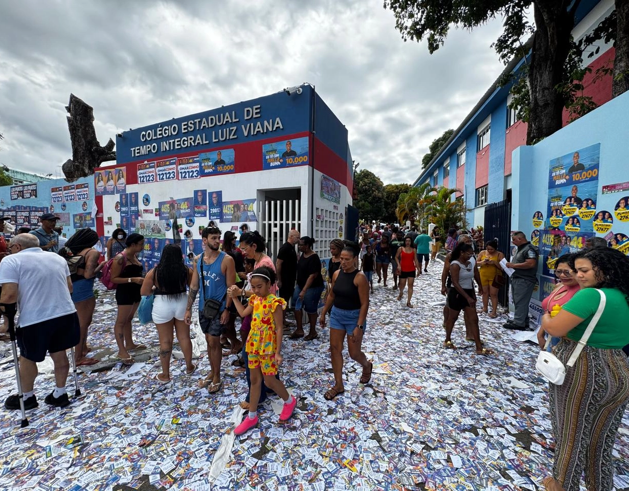 Ruas de Salvador são tomadas por lixo eleitoral