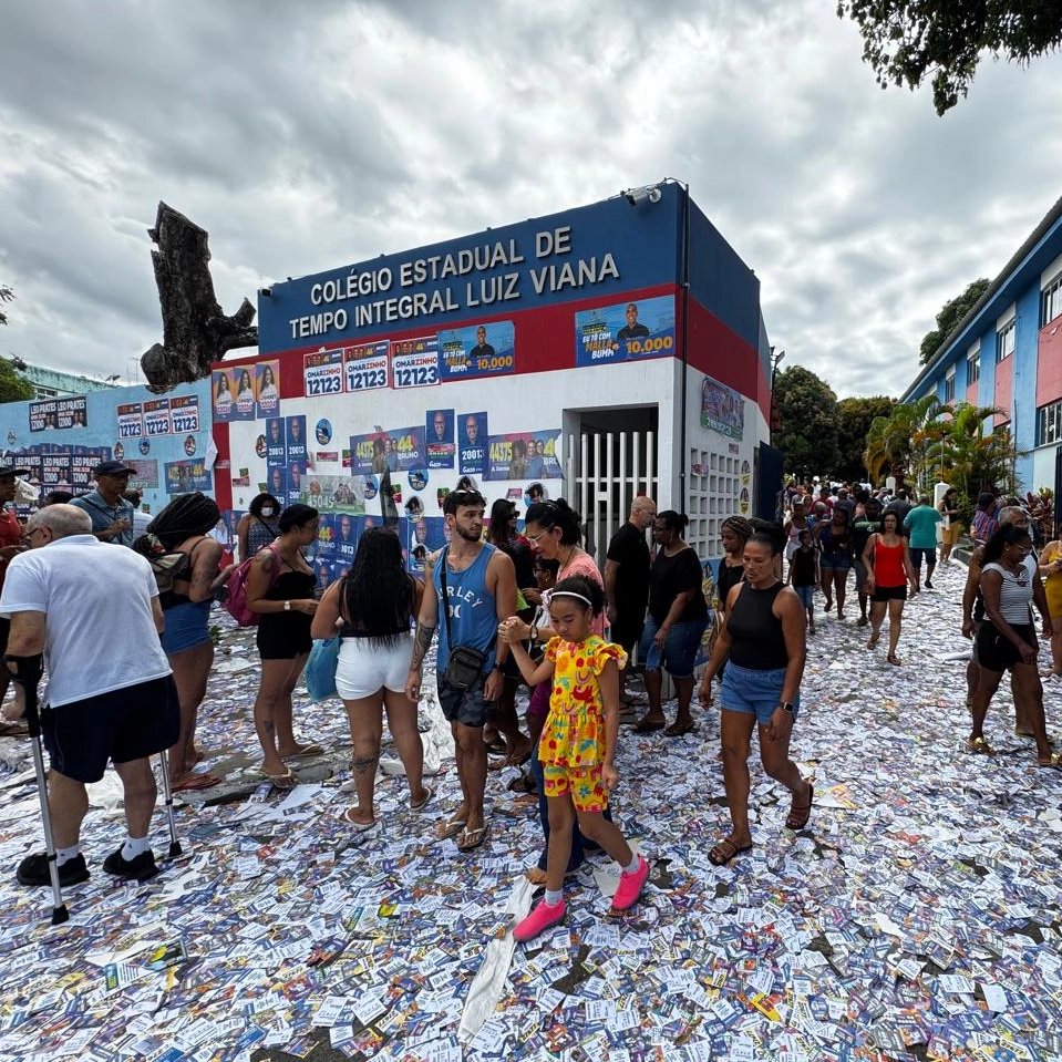 Ruas de Salvador são tomadas por lixo eleitoral