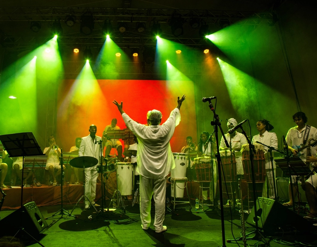 Livro em homenagem a Letieres Leite e Orkestra Rumpilezz  ganha lançamento e tarde de autógrafos