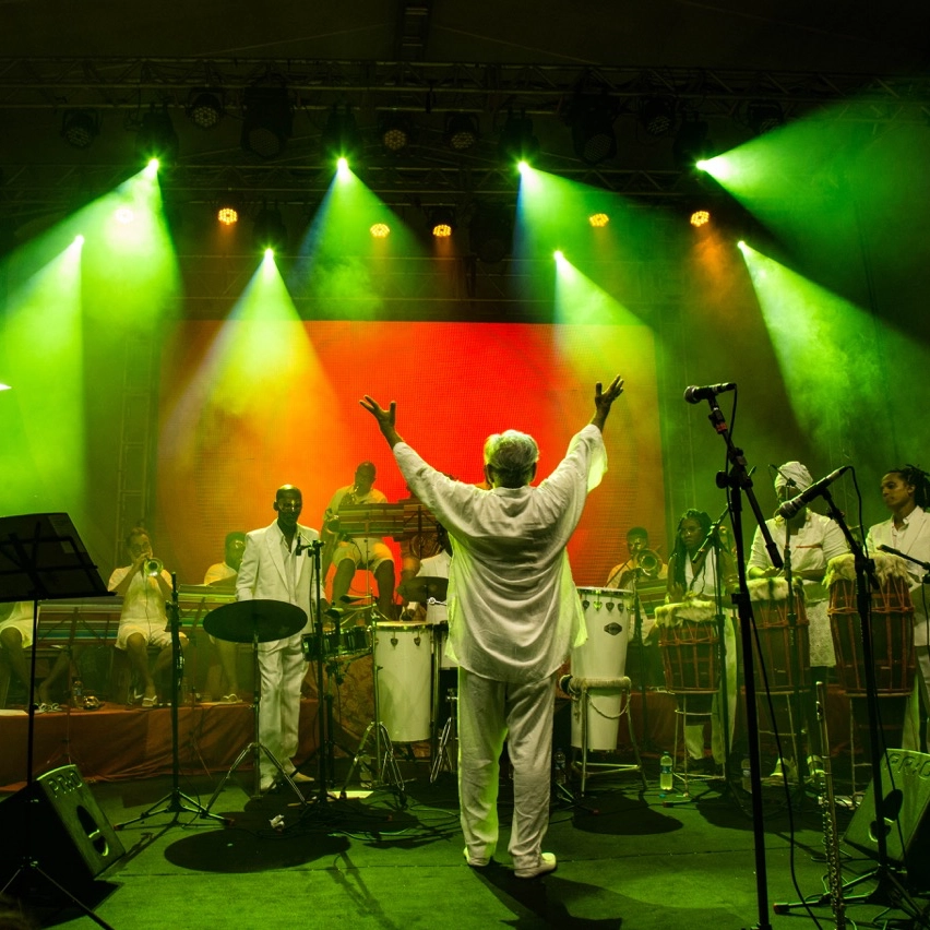 Livro em homenagem a Letieres Leite e Orkestra Rumpilezz  ganha lançamento e tarde de autógrafos