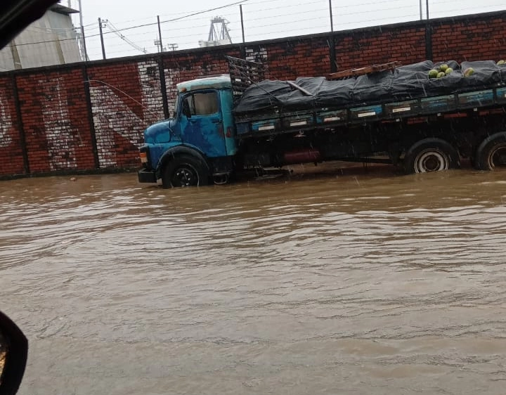 Assista: chuva provoca suspensão de serviços de transporte em Salvador e trânsito fica travado em pontos da cidade