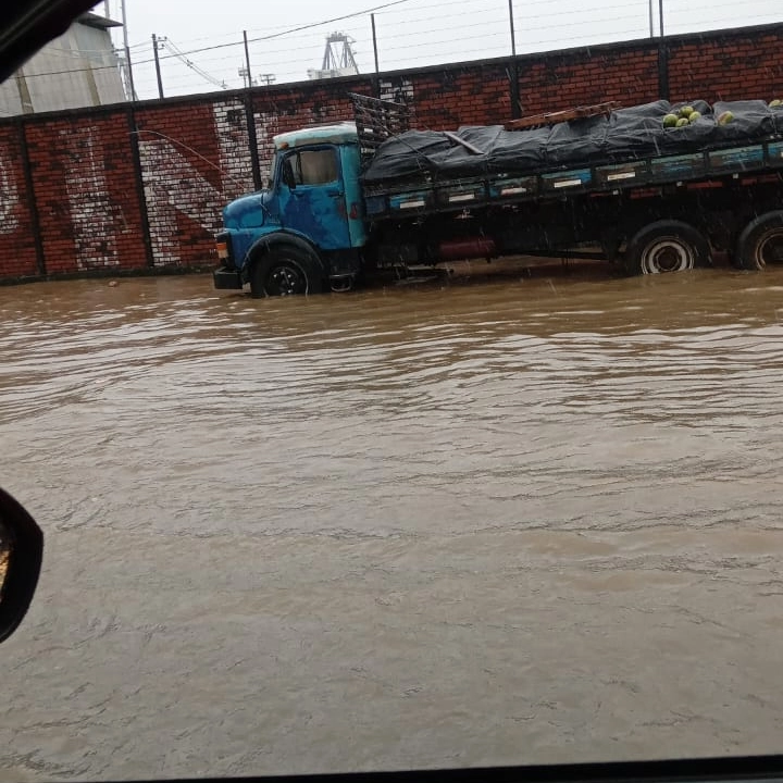 Assista: chuva provoca suspensão de serviços de transporte em Salvador e trânsito fica travado em pontos da cidade