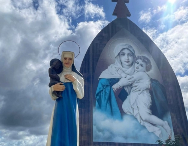 Imagem de Santa Dulce dos Pobres peregrina por bairros de Salvador em roteiro de fé