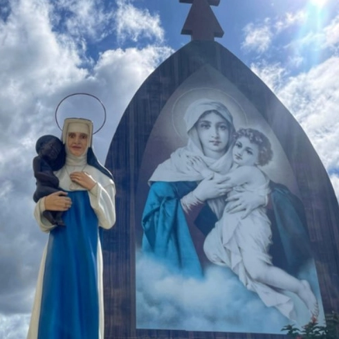 Imagem de Santa Dulce dos Pobres peregrina por bairros de Salvador em roteiro de fé